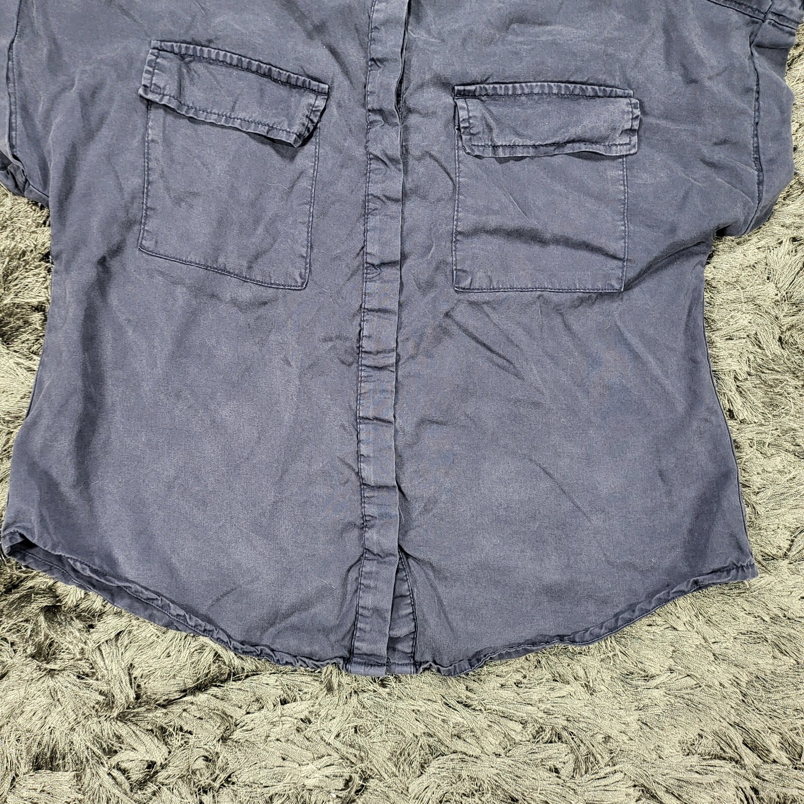 Evereve Shirt Womens Small Blue 100% Lyocell Short Sleeve Pockets Button Up Logo