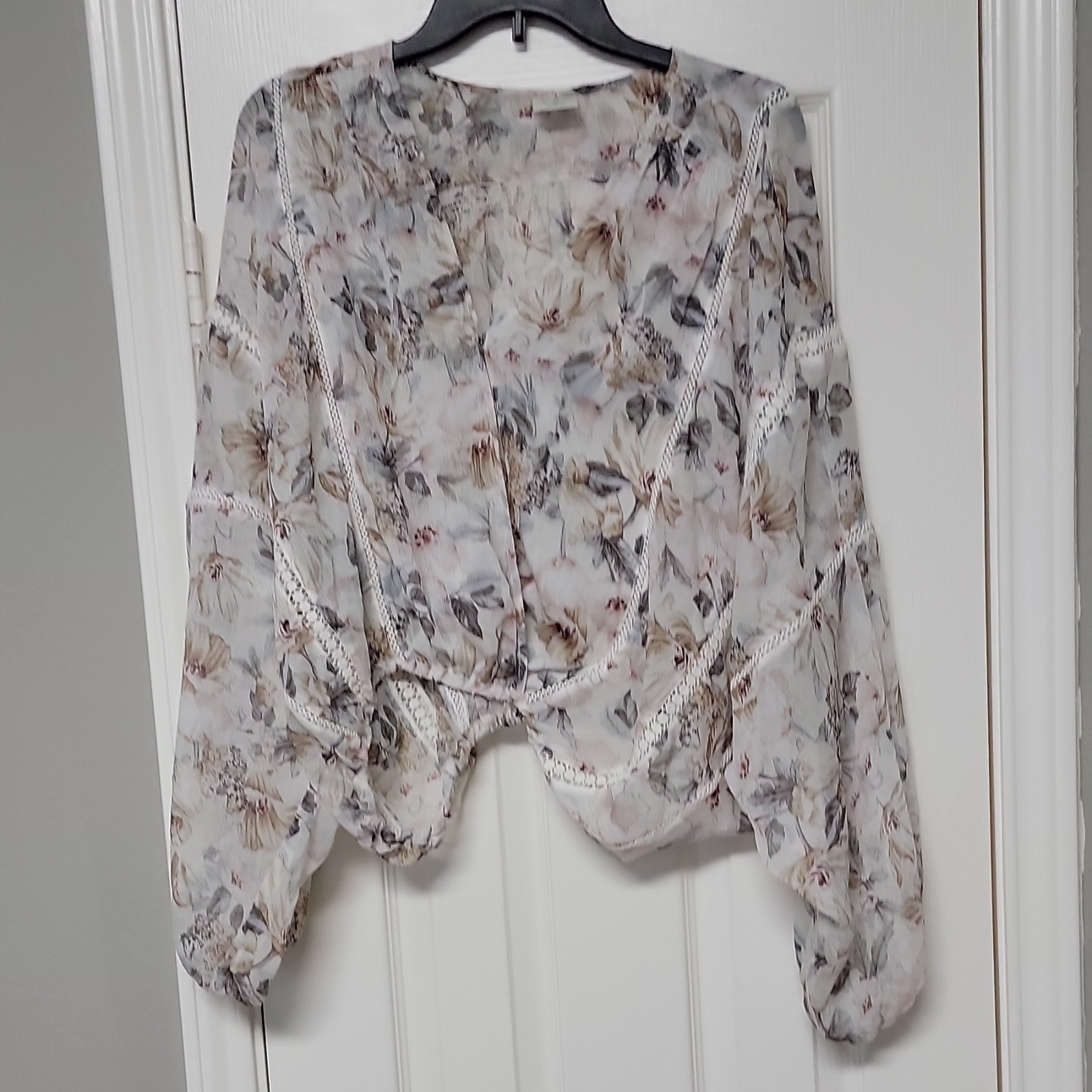 By Together White Beige Pink Gray Floral V-Neck Long Sleeve Pullover Blouse M