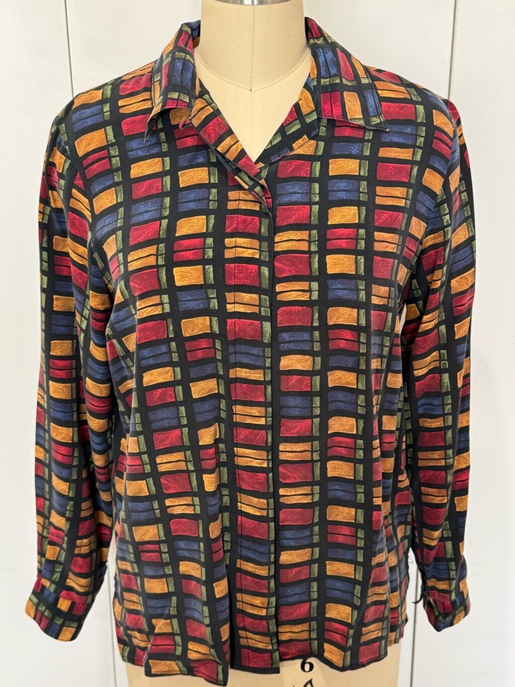 Women’s Quo-Silk Button Down Shirt petite Size 6 Black Multi-color print