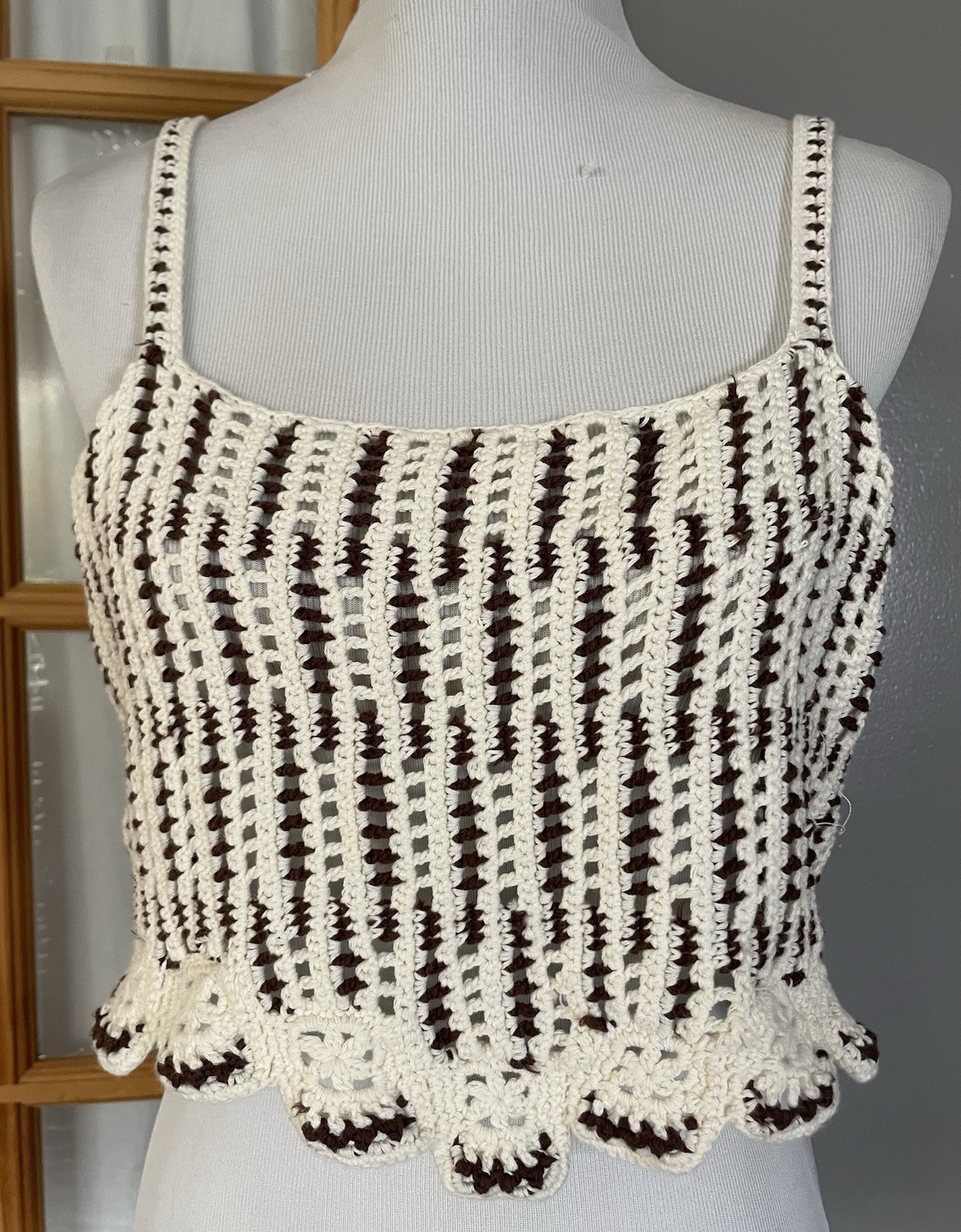 F21 Crochet Crop Tank Top Women’s M Beige Ivory Broken Stripes Scalloped Hem