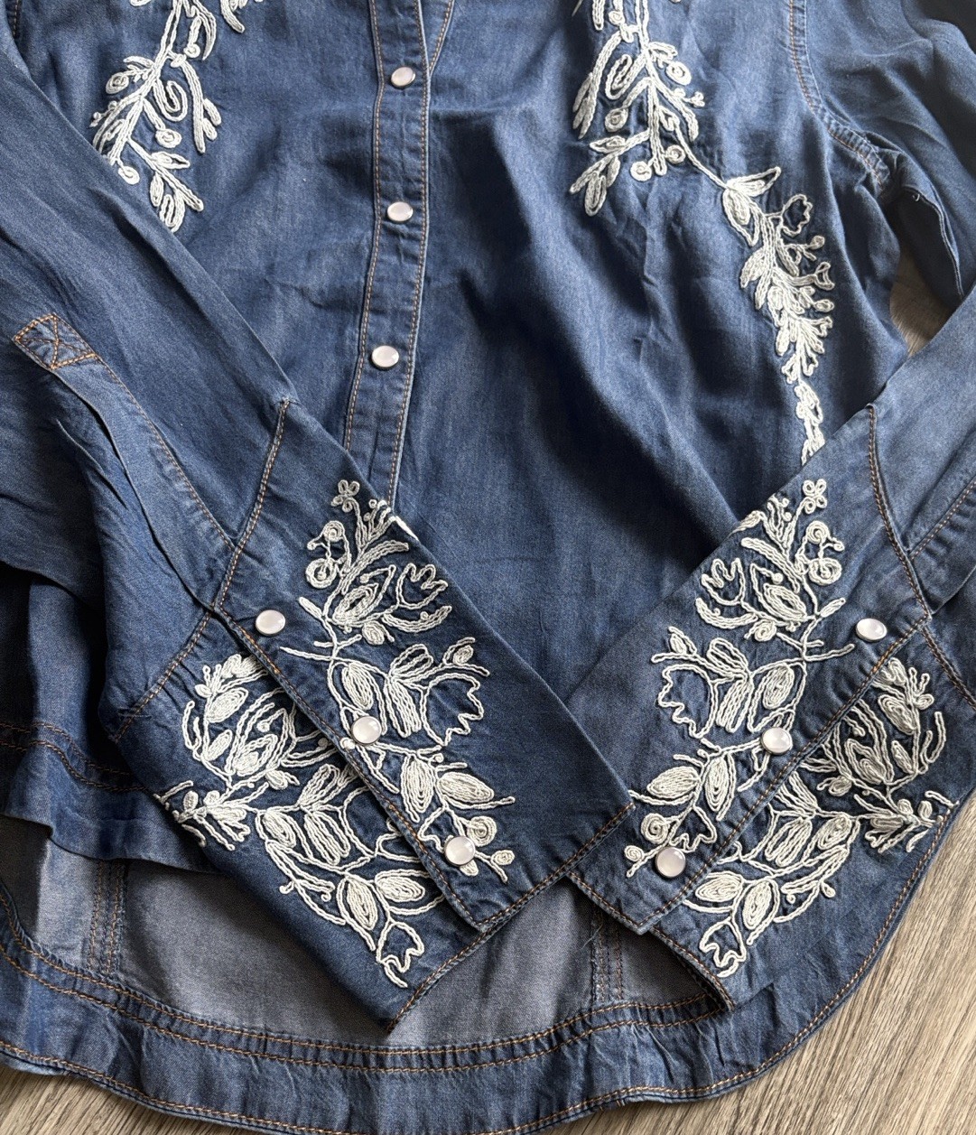 Solitaire Embroidered Snap Boho Western Shirt NWT