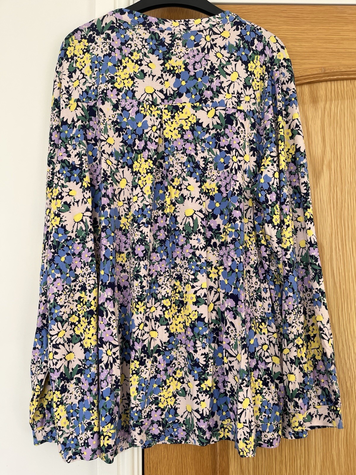 LADIES VERY PRETTY LONG SLEEVE SUMMER FLORAL TOP SIZE 22 LOVELY COLOURS BNWOT.