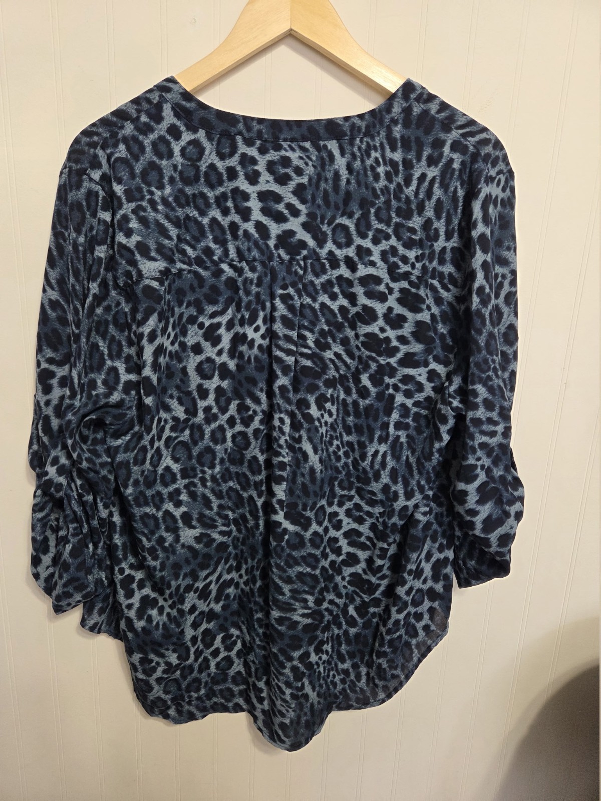 Torrid Blue Leopard Animal Print V-Neck 3/4 Roll Tab Blouse Size 1
