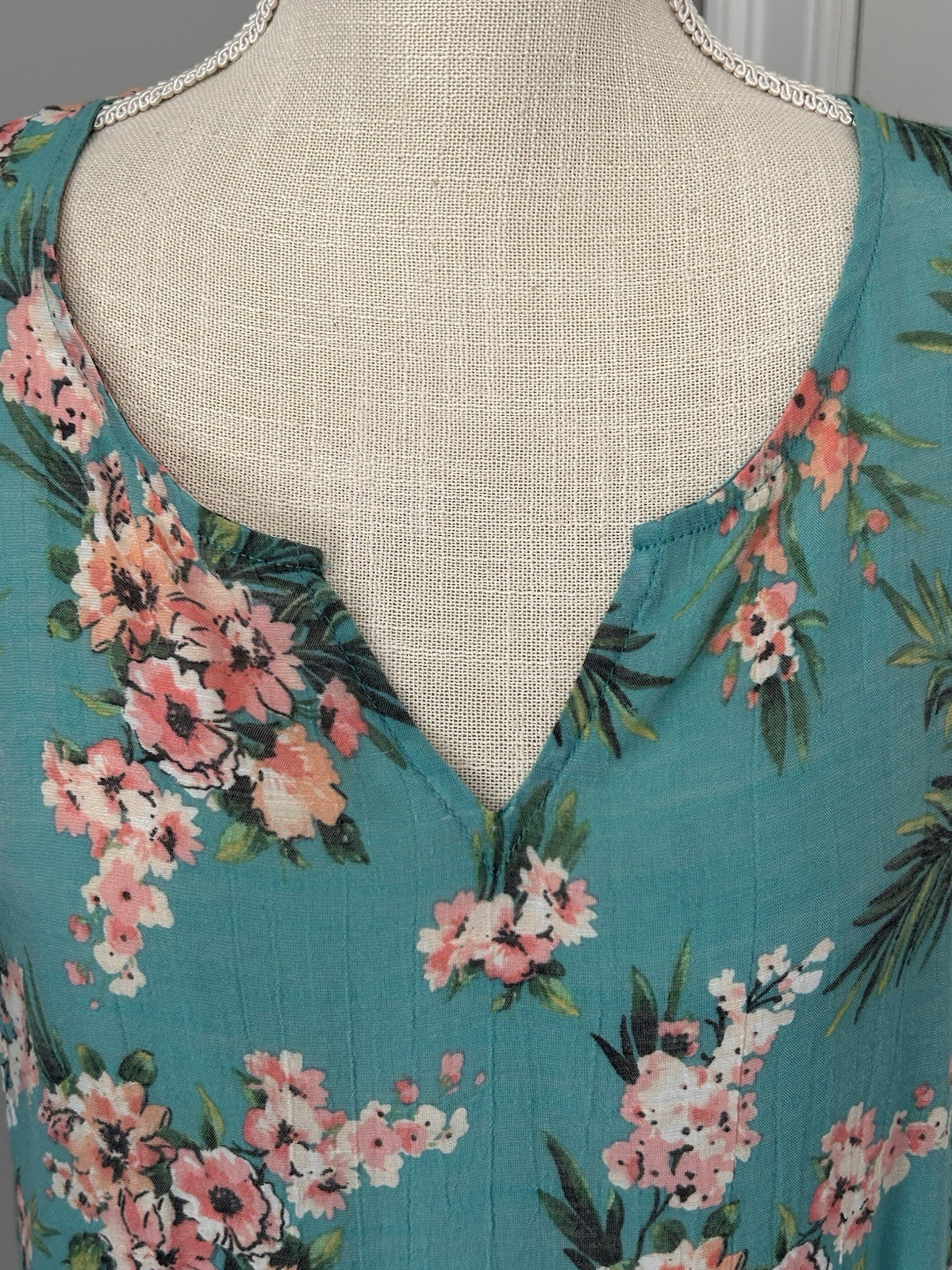 COUNTERPARTS~LARGE~GREEN & PINK FLORAL SHORT FLUTTER SLEEVE CASUAL-CAREER TOP~L
