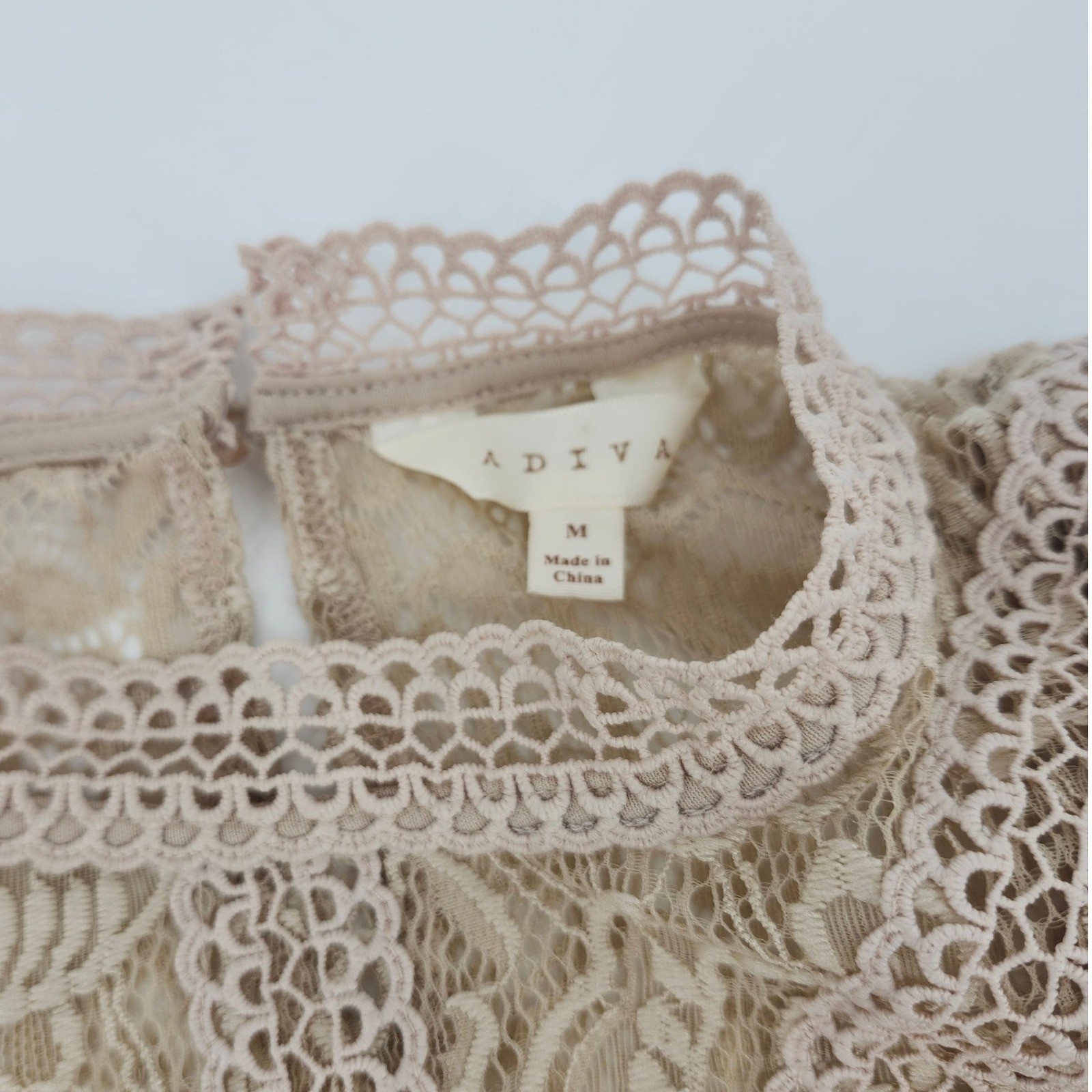 Adiva Women Beige Floral Lace Sleeveless Mock Neck Ruffle Shell Top Size Medium