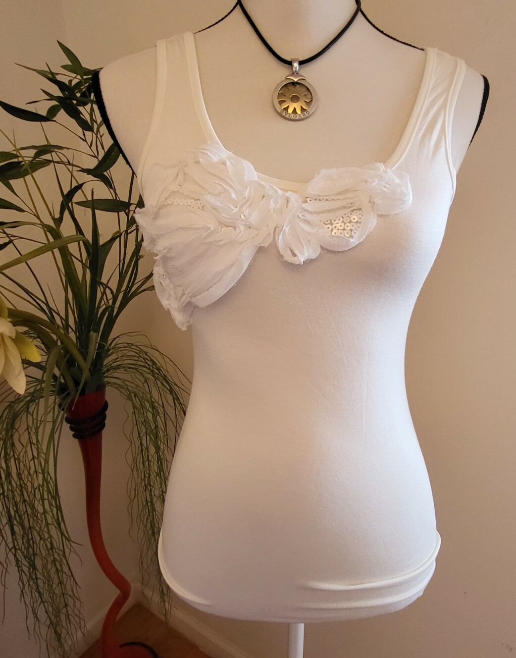 Casual Couture by Green Envelope Womens Medium Ivory Top Sequin Accents NWT
