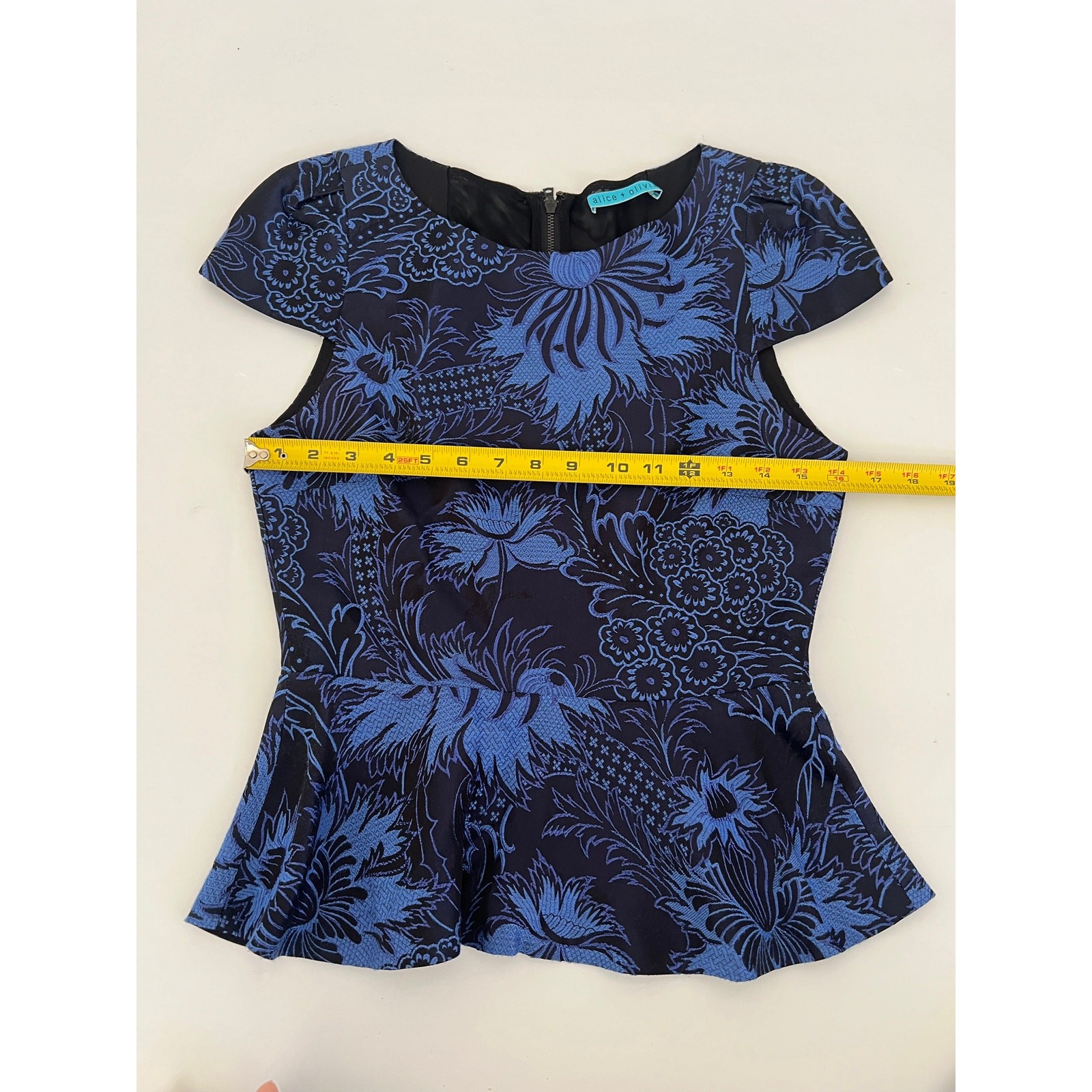 READ Alice + Olivia Blue Bateau Neckline Short Sleeve Blouse Size XS/S