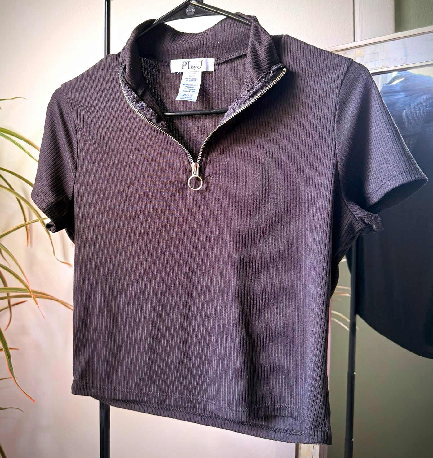 Pl by J Black Ribbed Knit Mock Neck Short Sleeve 1/2 Zip Cropped Blouse M