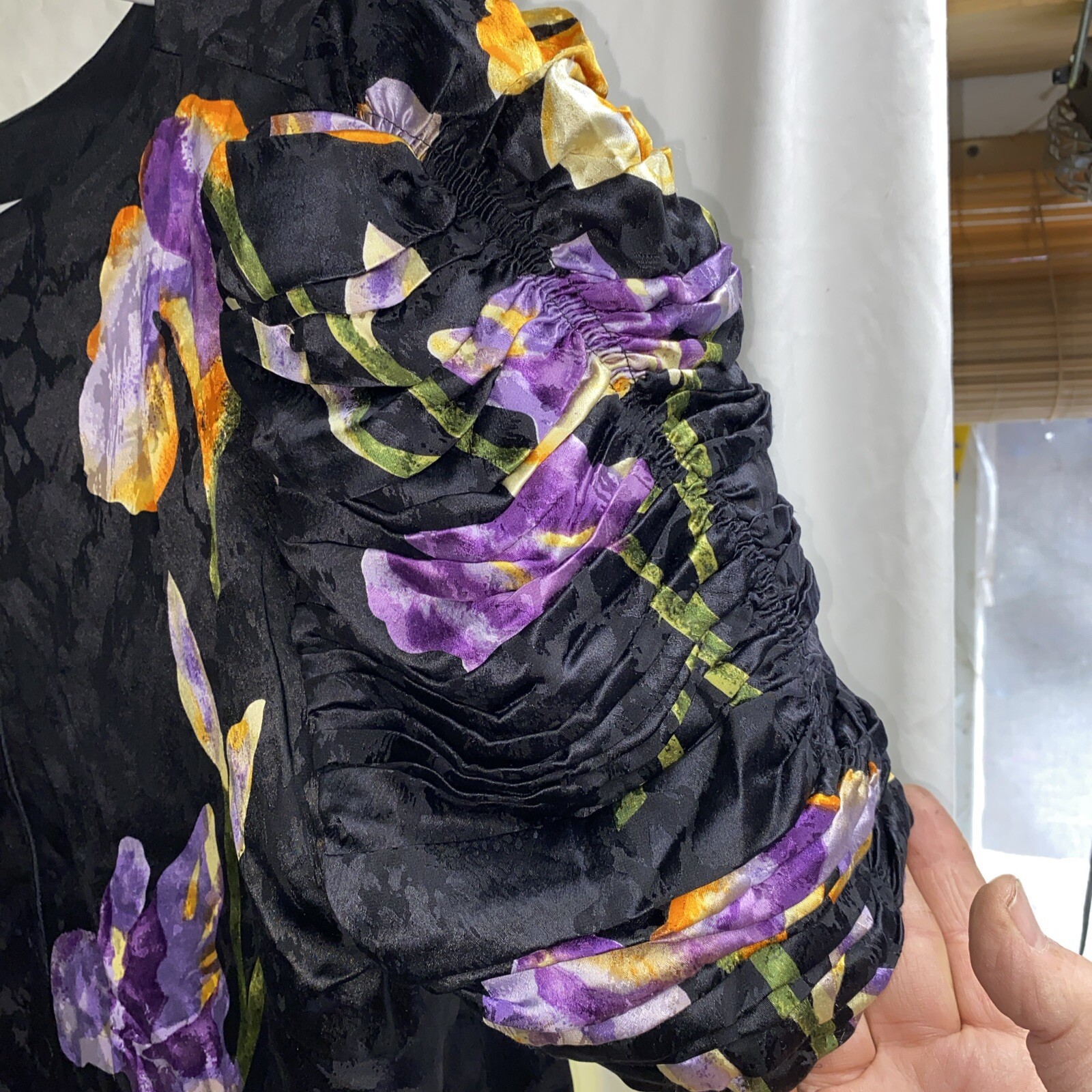 Judith Ann I. Magnin Blouse Size 10 Black Silk Pretty Floral Ruffle Sleeves