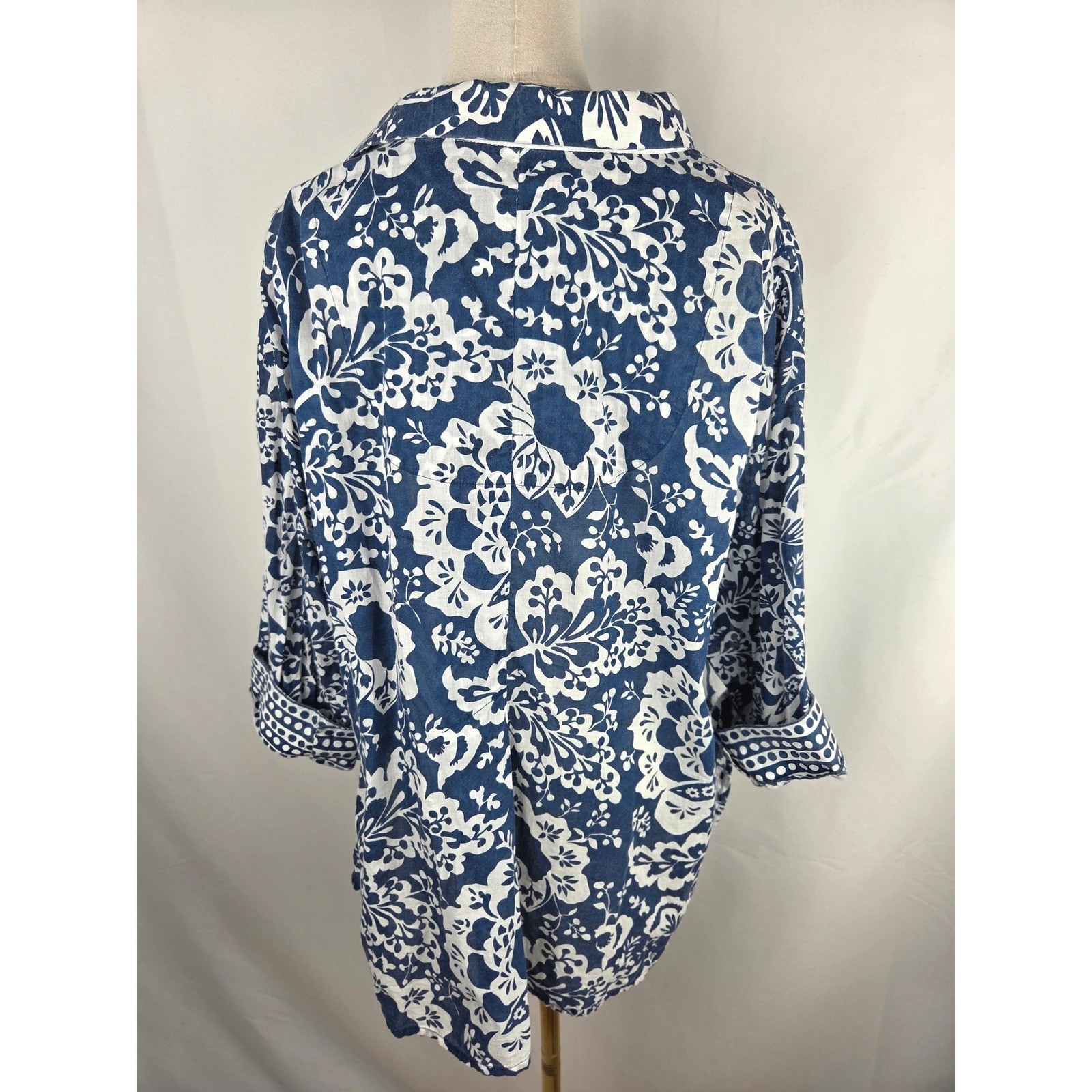 Gretchen Scott Button Down Shirt XL Blue White Floral Cotton Contrast Cuffs