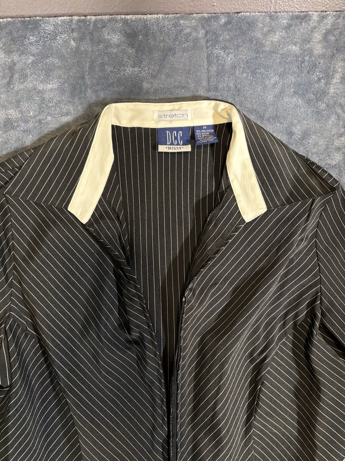 DCC Women’s Black White Pinstripe Collared Zip Long Sleeve Blouse Size M