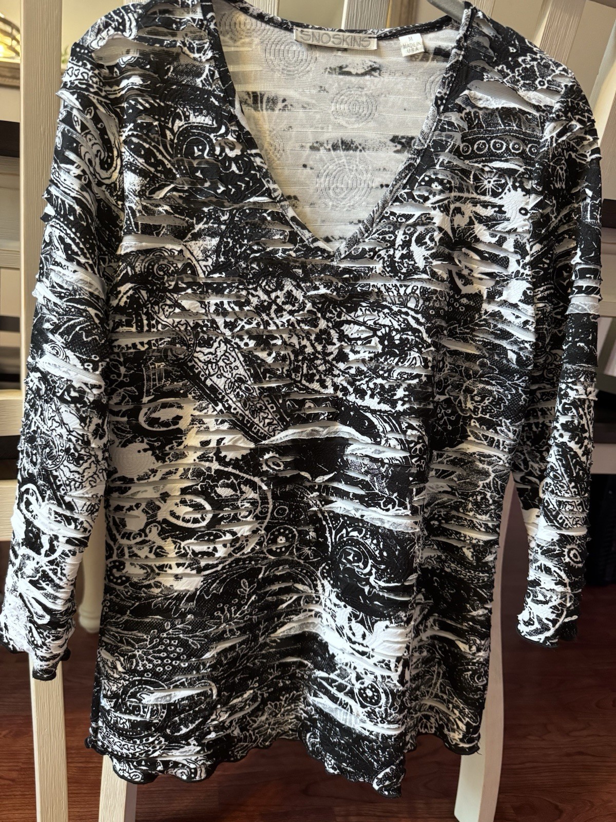 Sno Skins Women’s M Black White Abstract V-Neck Long Sleeve Pullover Blouse 3/4