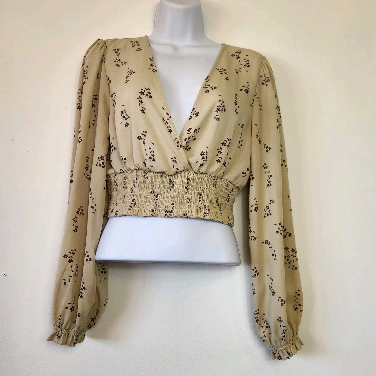 Love Tree Womens Floral Crop Top Sz L Beige Long Sleeve Smocked Cottagecore Boho