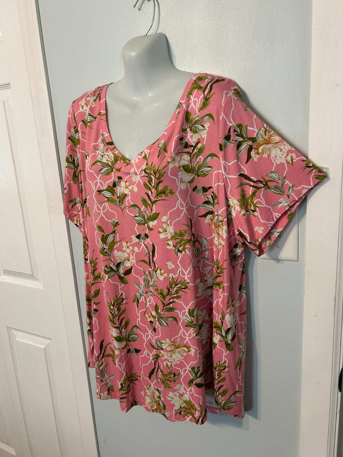 NWT JM Collection Pink Petunia Floral Multi V-Neck Top with SS Plus Size 2X