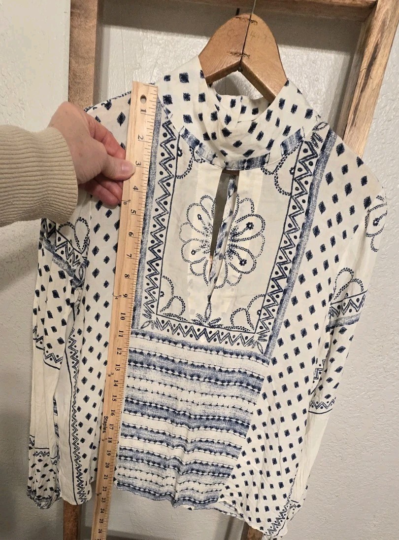 ​Rip Curl Women’s M Blue White Print High Neck Long Sleeve Blouse Keyhole