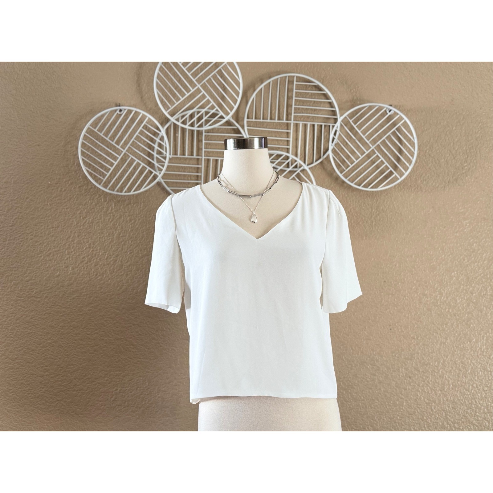 Babaton Aritzia Murphy Blouse White V-Neck Short Sleeve Crepe Top Womens Medium