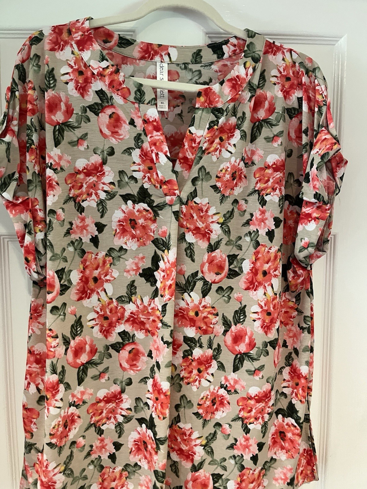 Dear Scarlett Lizzy Top Size XL Short Sleeve Tan Coral Floral Stretch Split Neck