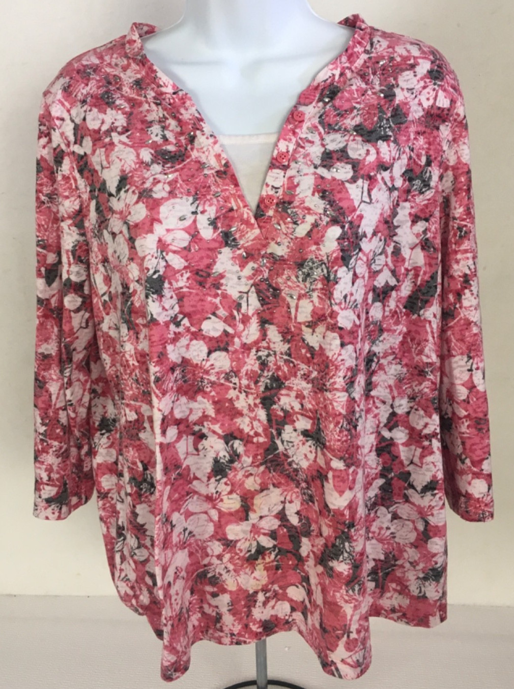 Breckenridge Top Women Size L Red White Black Floral Rhinestone V neck 3/4 Sleev