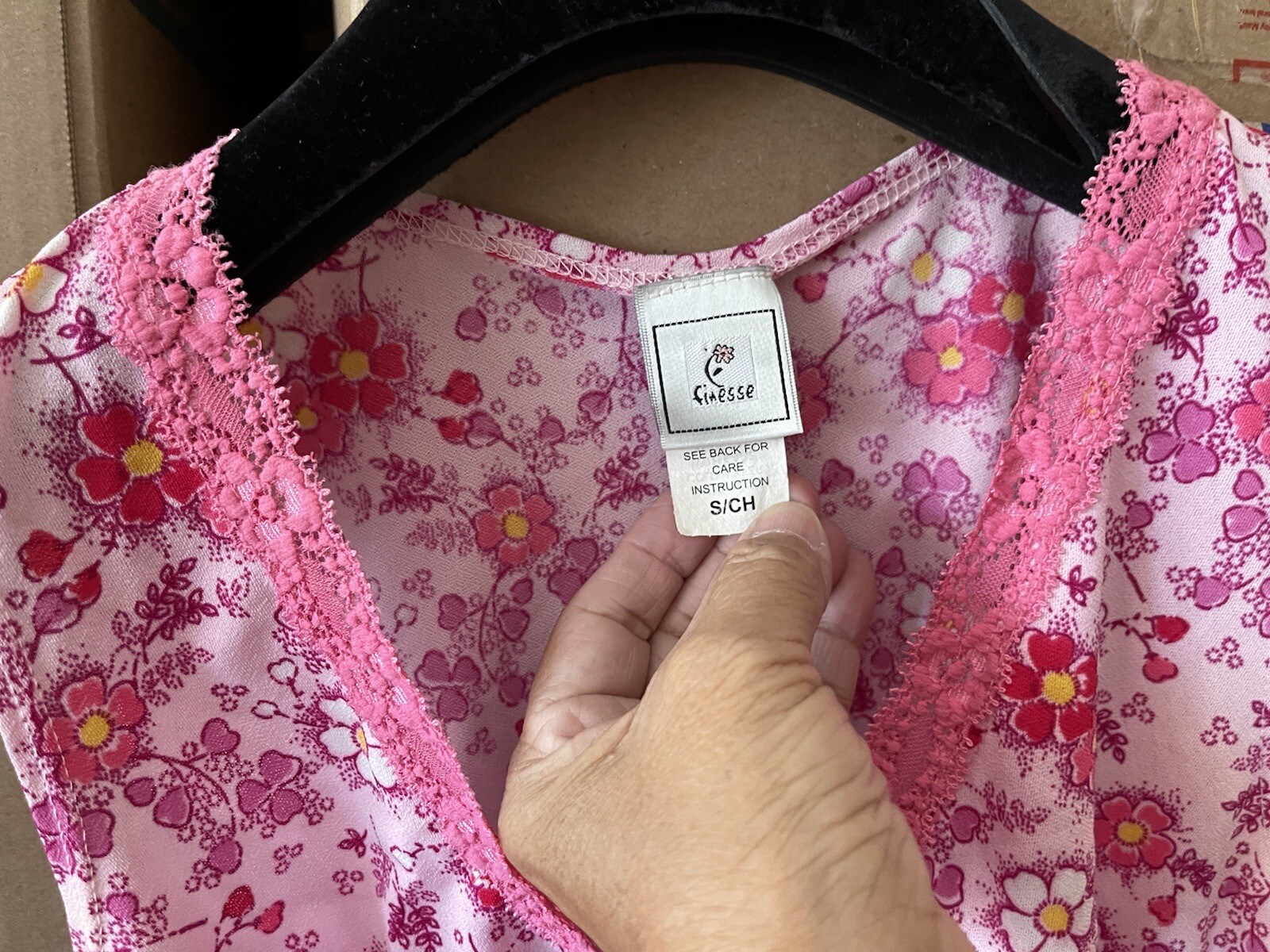 FINESSE PINK LACE DETAIL SEXY PLUNGE V NECK BEAUTIFUL PINK FLORAL SUMMER TOP