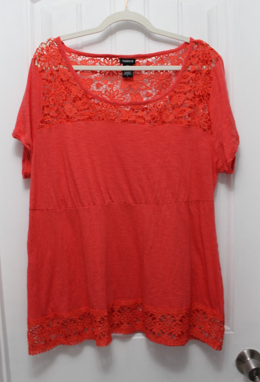 Torrid Womens Top Size 2 Coral Crochet Round Neck Short Sleeve (30-5)