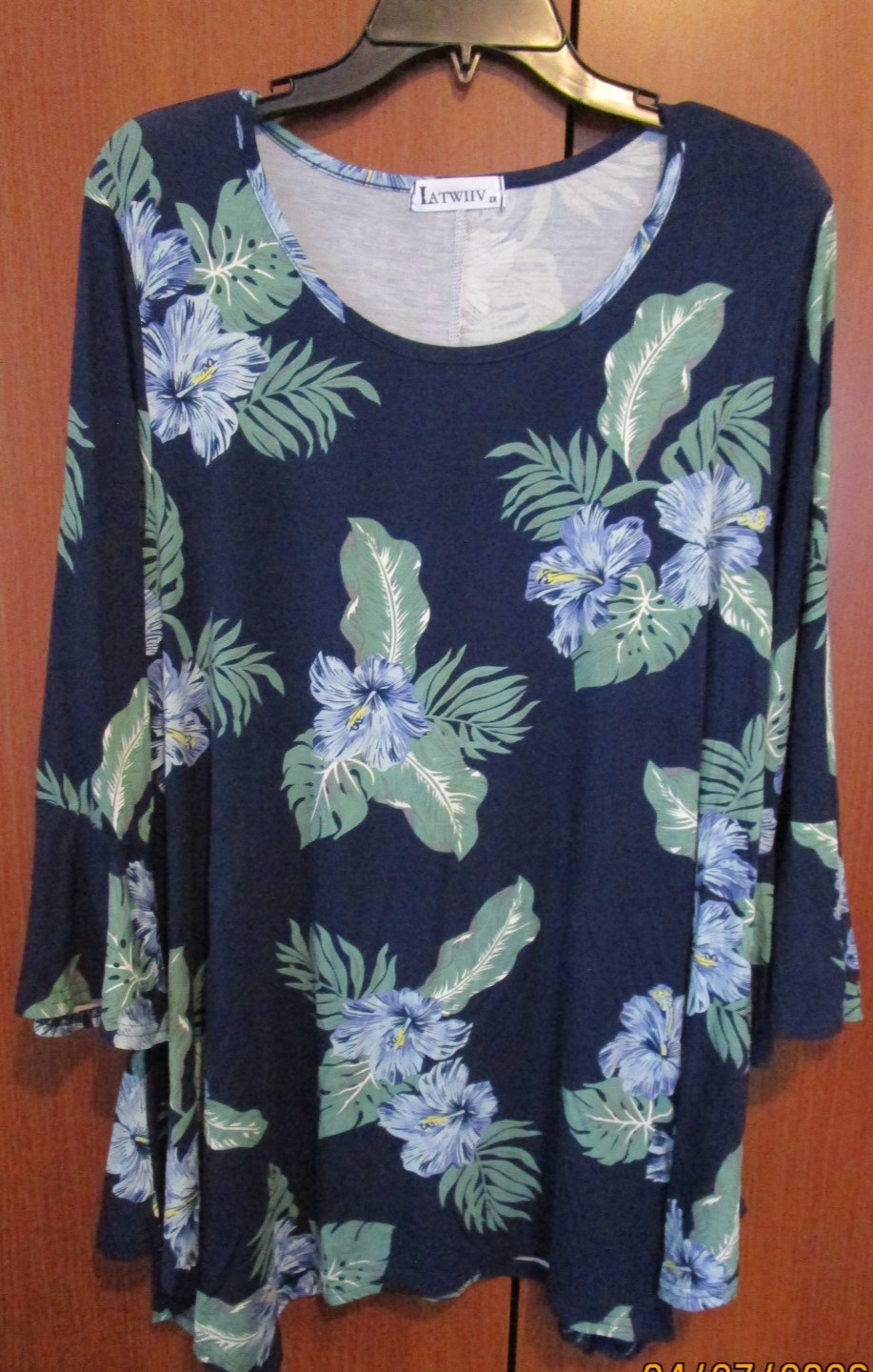New NWOT Latwiiv Tropical Flowers Top Sz 2X Rayon & Spandex Bust 47 Length 29 in