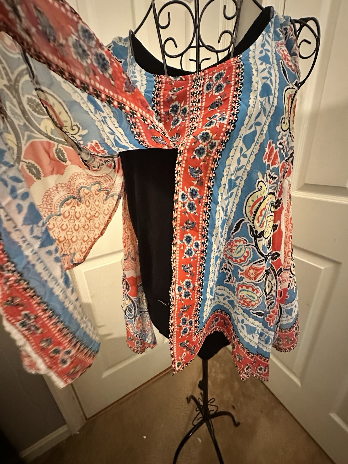 AB Studio Sleeveless Boho Floral Top in Blue & Red. Large