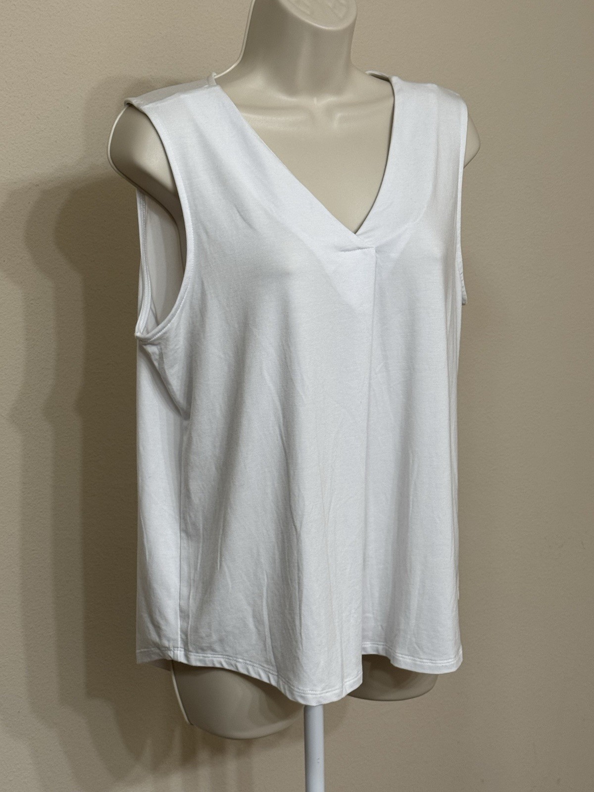 Elite Tahari Women’s White Sleeveless V-Neck Comfort Soft Relaxed Tank L