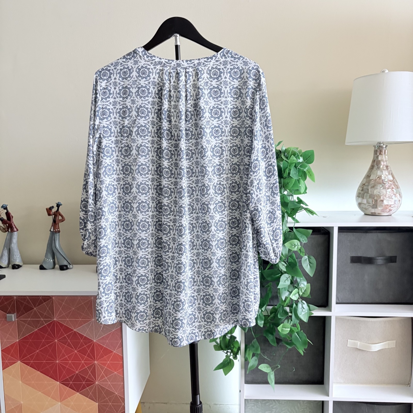 Tahari T Woman Plus 2X Blouse White Blue Paisley Medallion Tunic 3/4 Sleeve Top