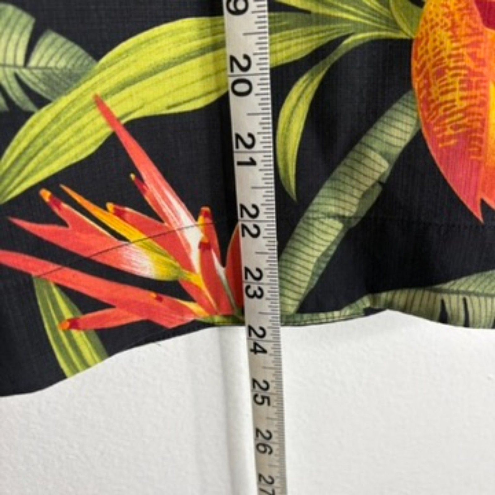 Tommy Bahama 100% Silk Womens Medium Black Hawaiian Tropical Floral Camp Shirt