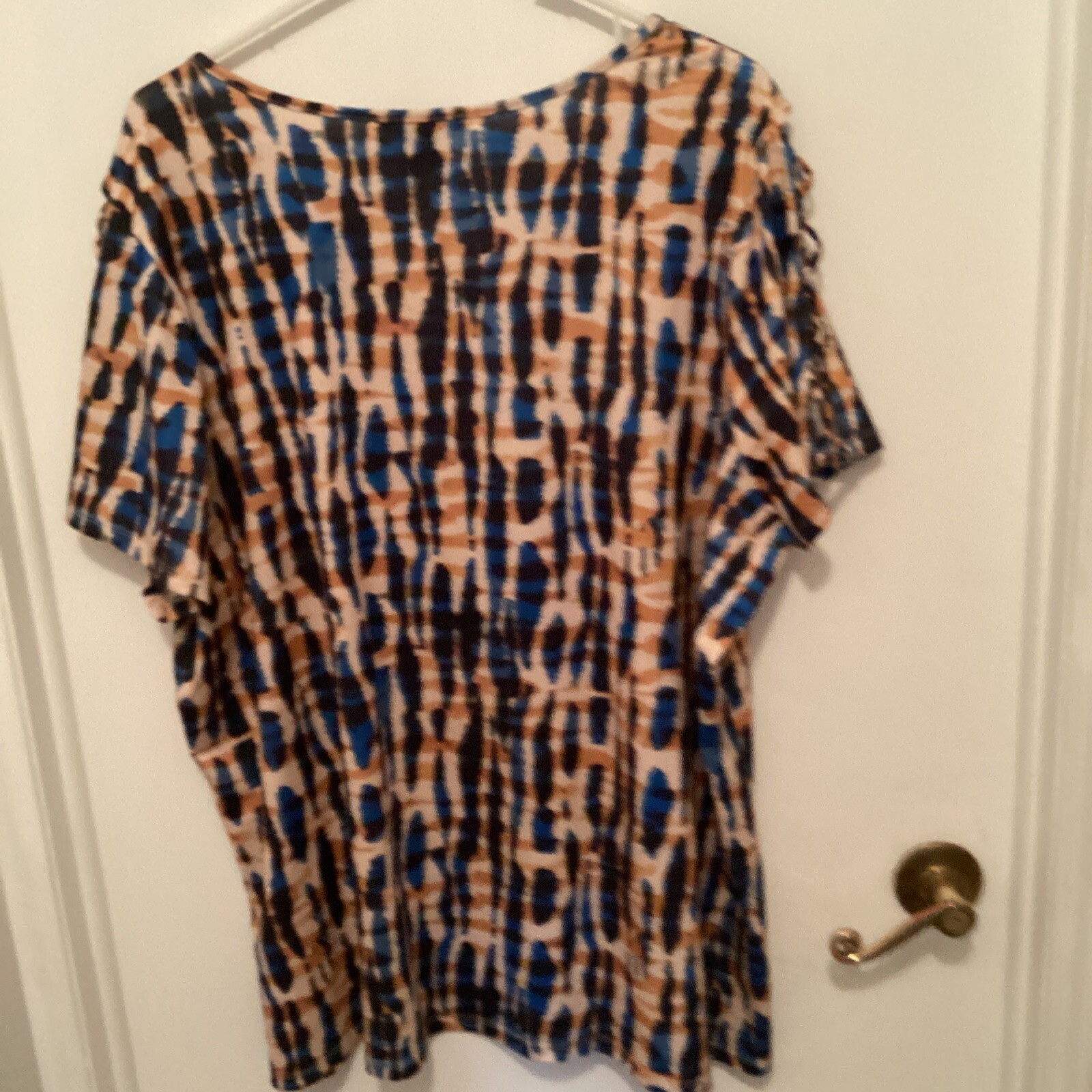 ROBERT LOUIS. WOMANS TOP SIZE 2X