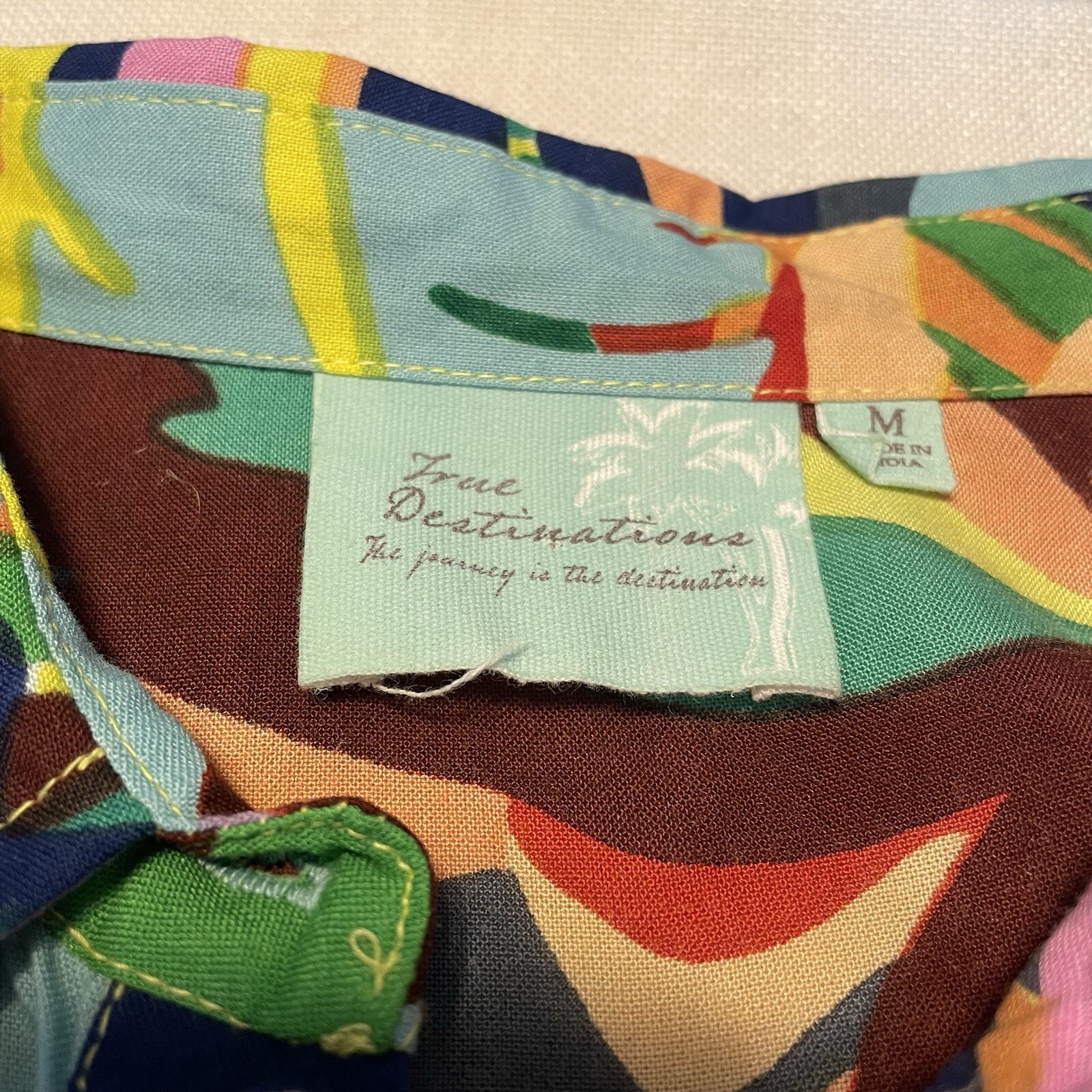 True Destinations Colorful Resort Beach Casual Button Front Top Blouse – Medium