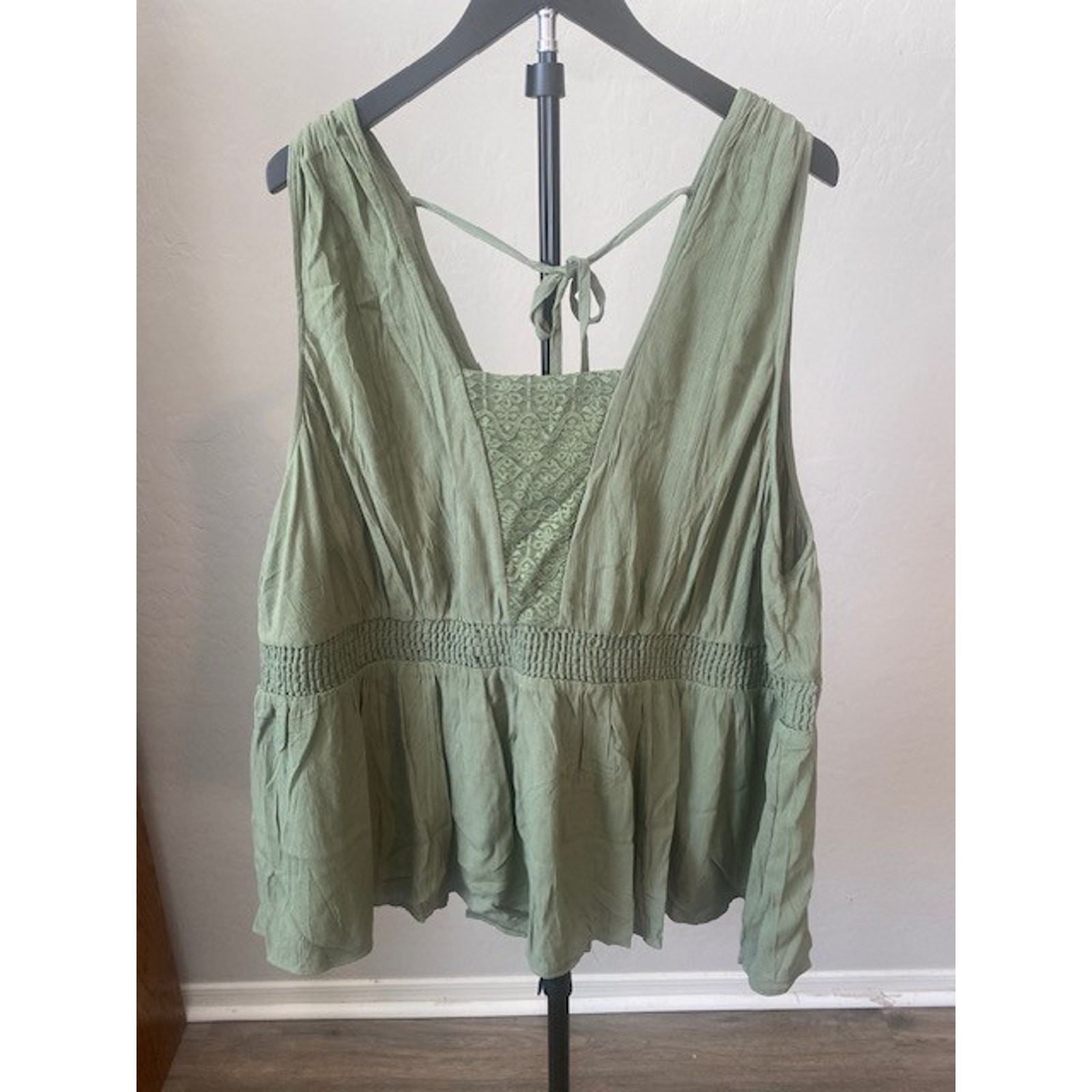 NWT Torrid 5X 28 Light Green Crinkle Gauze Crochet V-Neck Boho Top Plus Size
