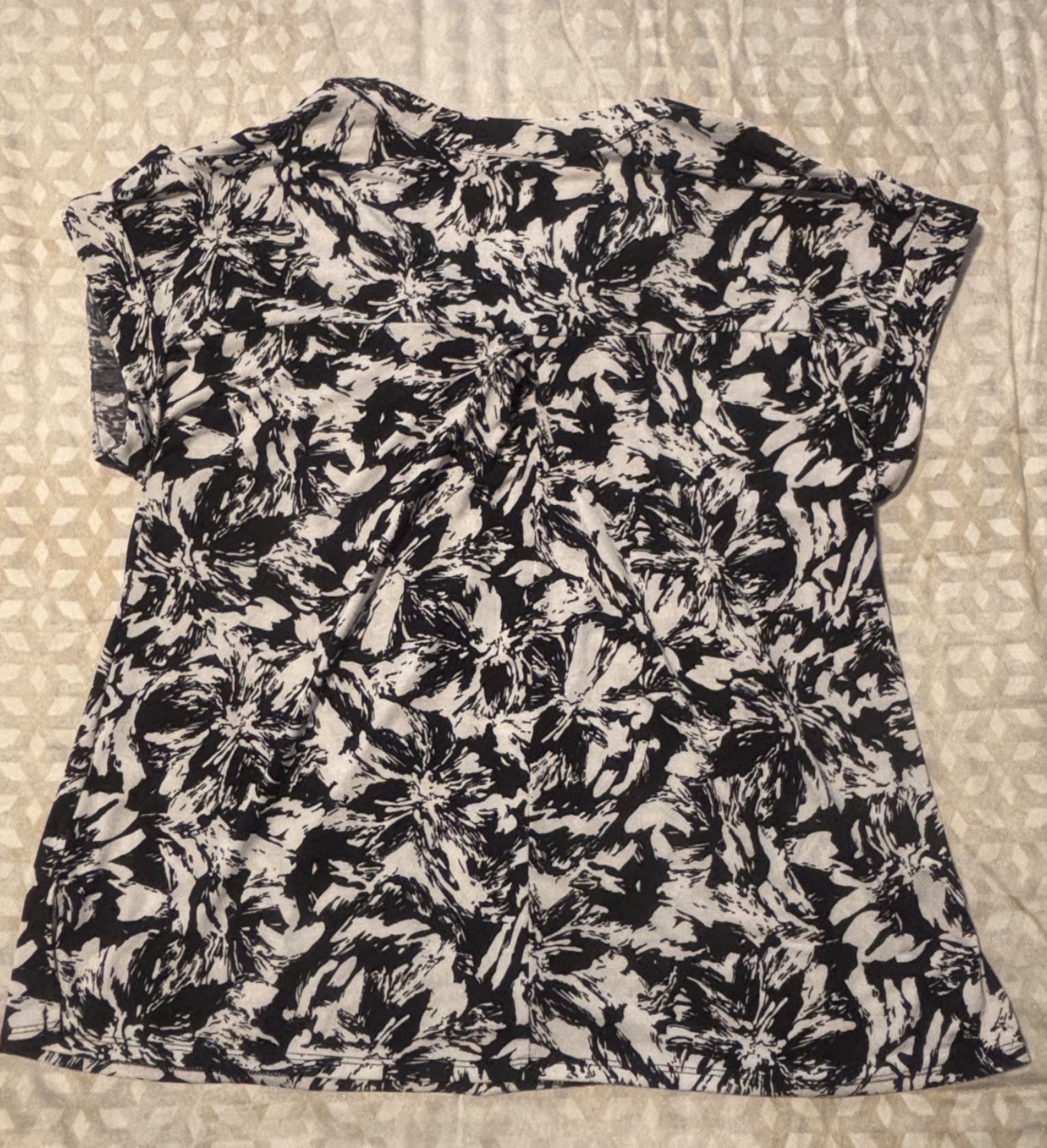 Dear Scarlett Women’s Bk & Wh Floral Short RollTab Sleeve Split Neck Lizzy Top M