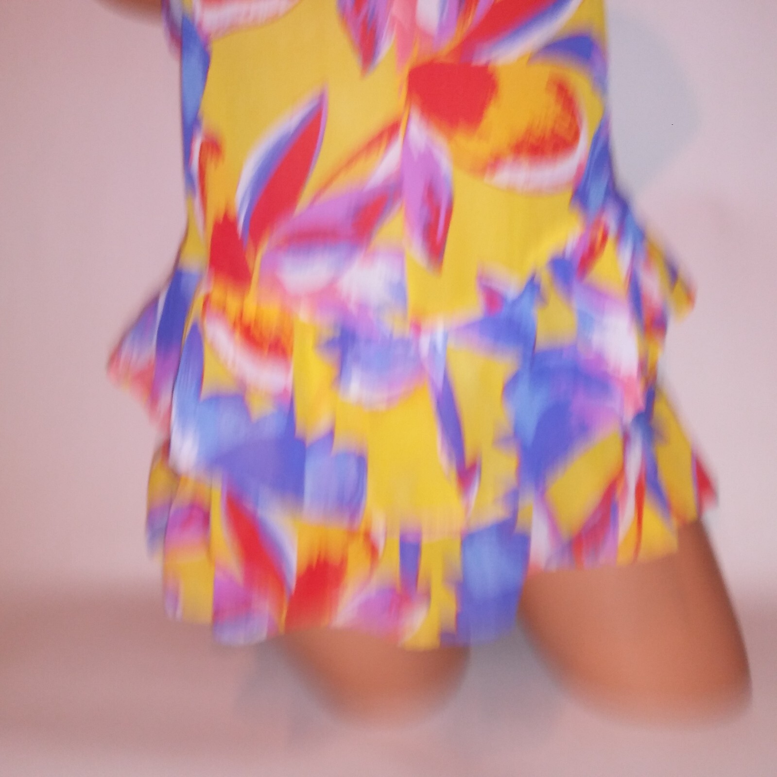 Sofia Vergara Tank Top Womens Medium Yellow Blue Red Abstract Ruffle Chiffon new