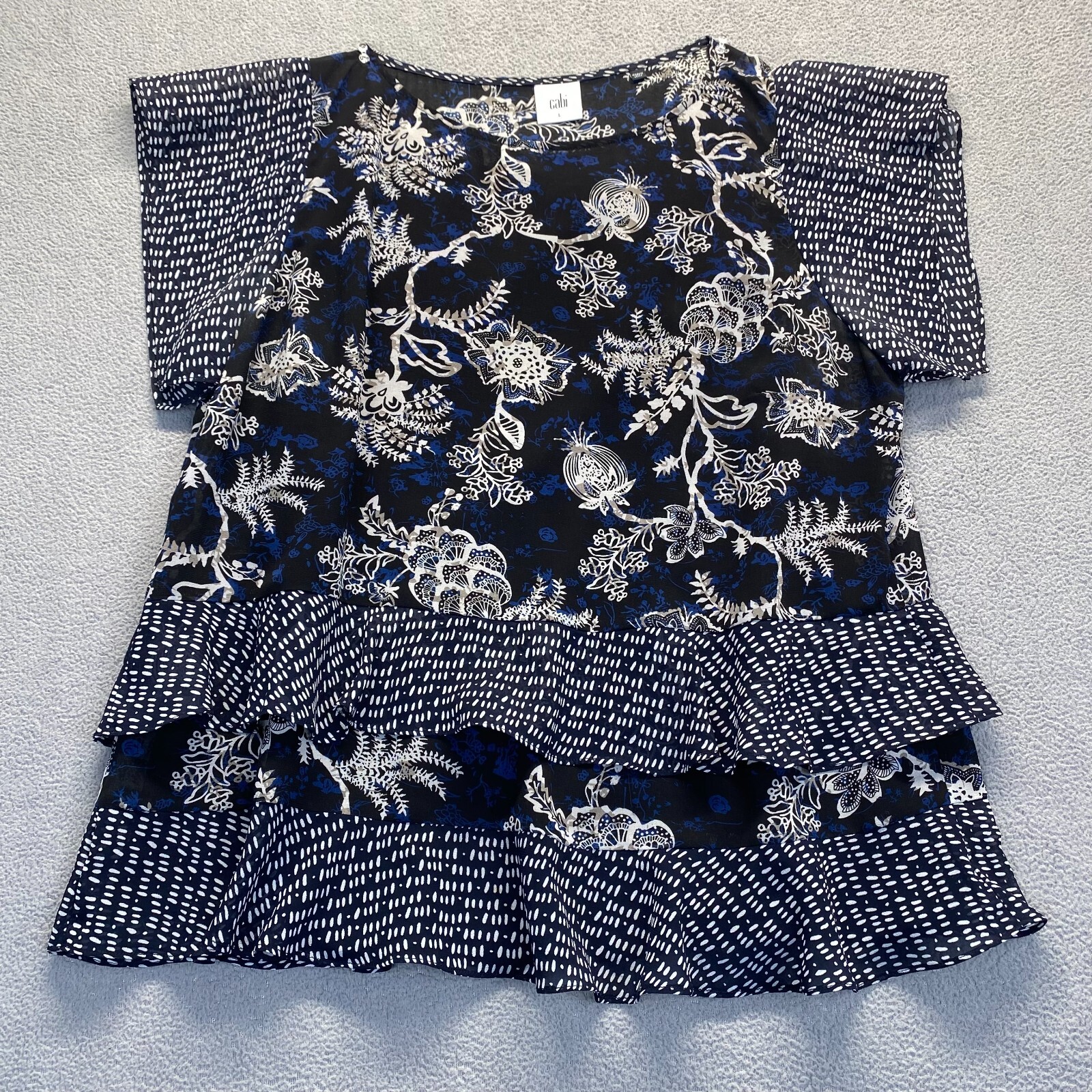 CAbi 5355 Hybrid Blouse Size Large Navy Blue Black Floral Ruffle Hem Flutter