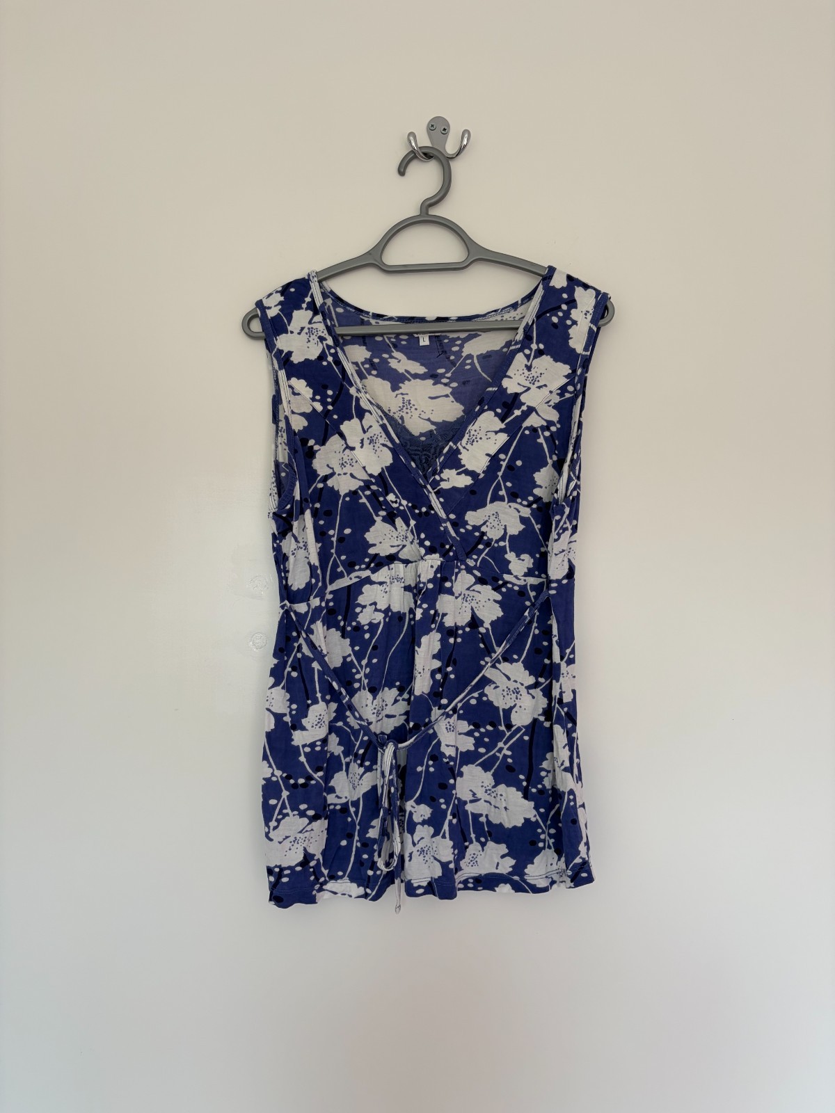 Women’s M&Co Sleeveless V-Neck Tie Waist 100% Viscose Top Blouse Size L