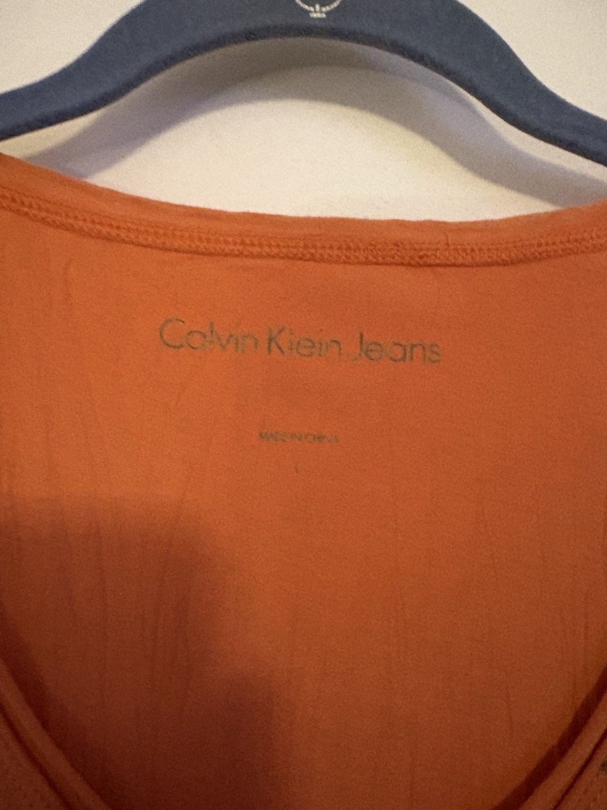 CALVIN KLEIN JEANS WRINKLED SCOOP NECK TEE SIZE LG BRIGHT ORANGE WITH DESIGNS