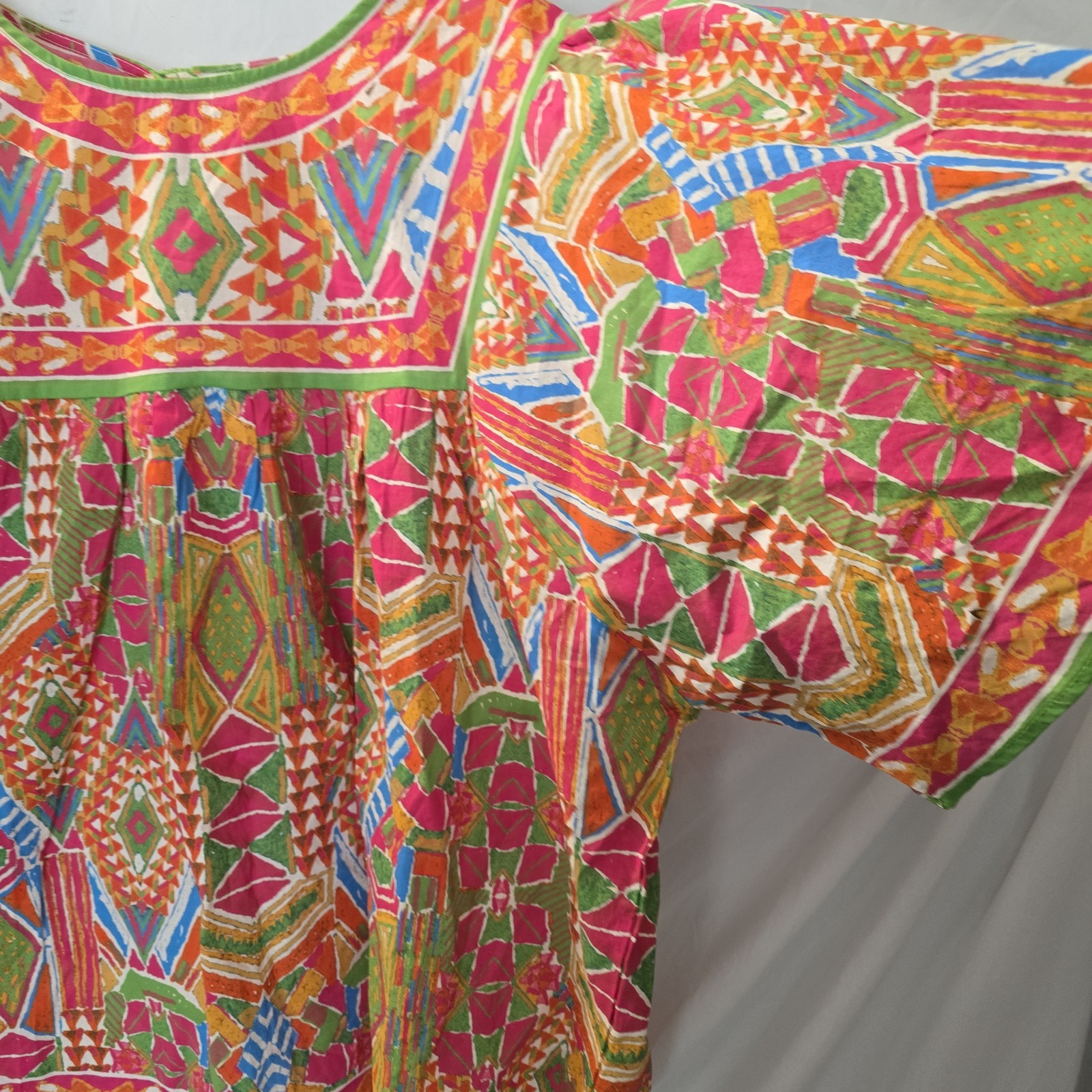 Avara Nadia Multicolor Printed Top Boho-chic Size XL NWT Keyhole Back