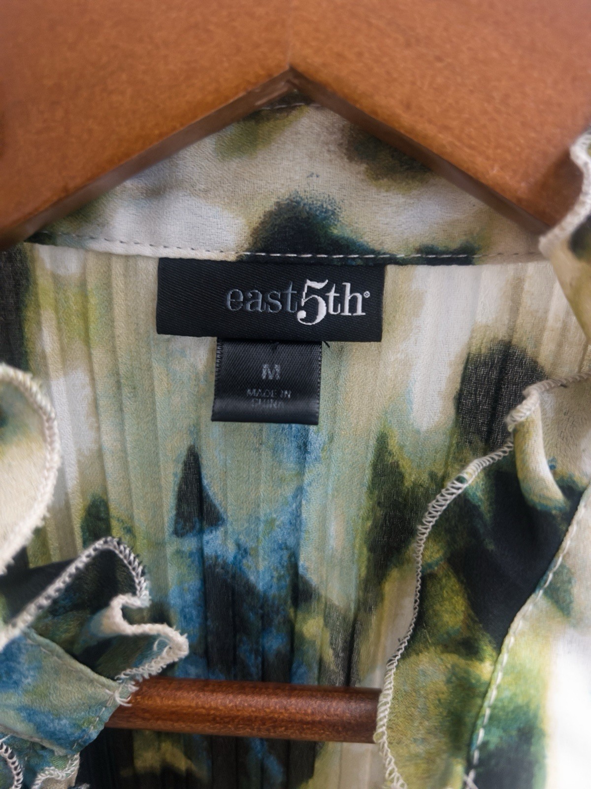 east 5th Women’s Multicolor Abstract Ruffle Sleeveless Button-Up Blouse M