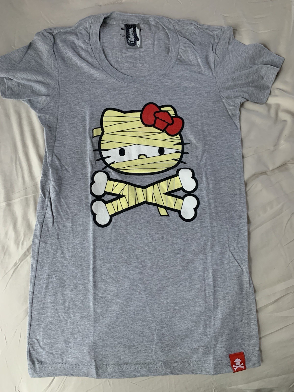 Johnny Cupcakes x Hello Kitty Collaboration – Kitty Crossbones Tshirt- M
