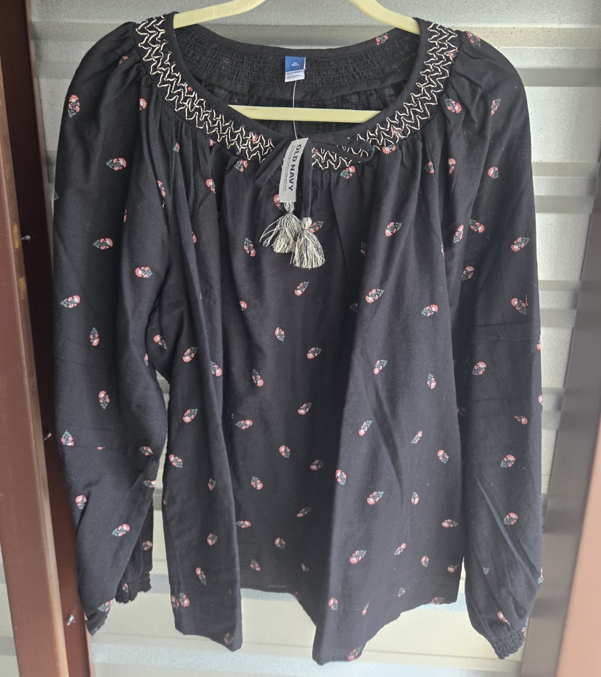 Old Navy Women’s XL Tall Black Floral Woven Peasant Blouse Tie Neck Smocked
