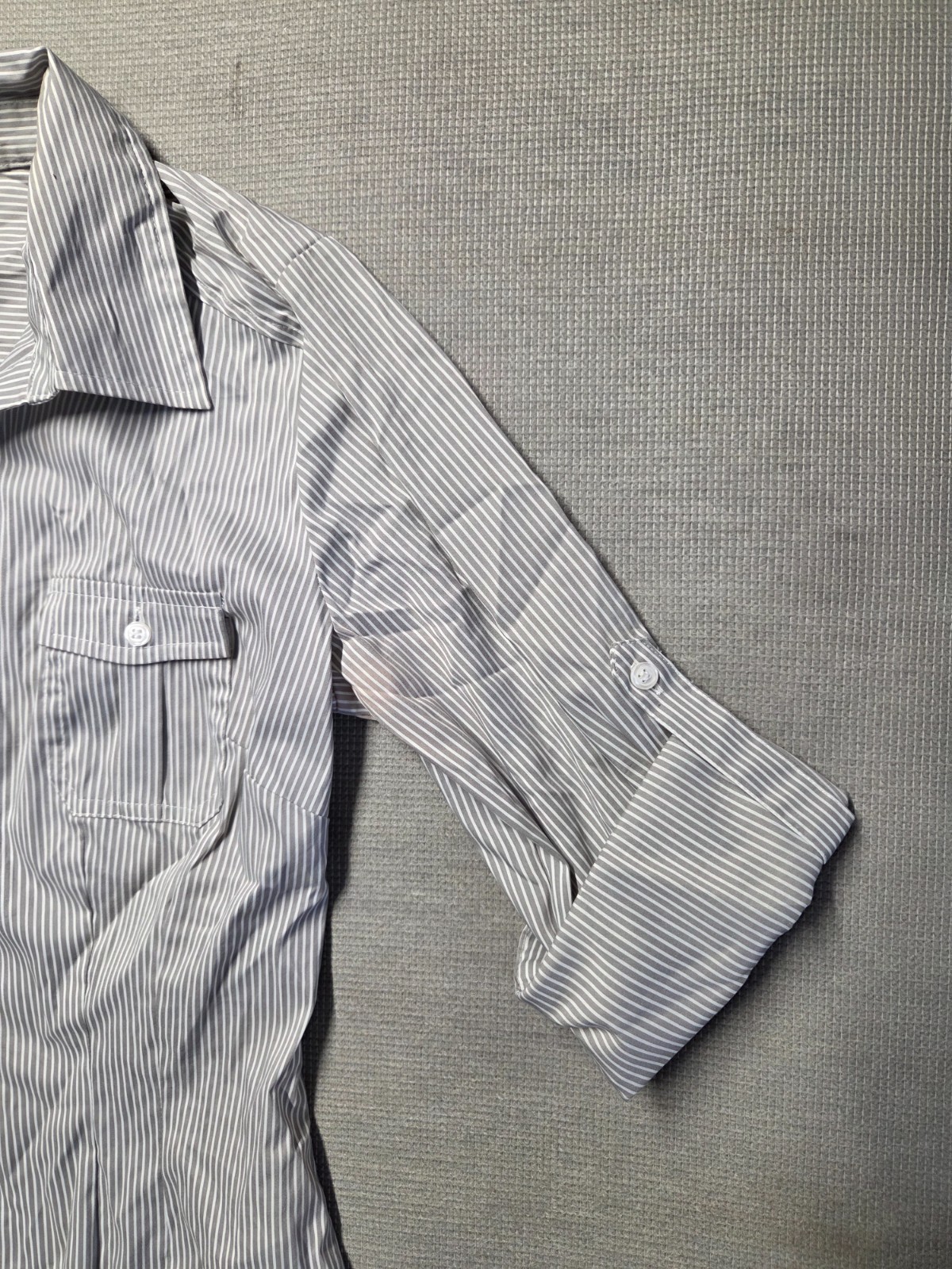 H&M Blouse Women’s Sz 6 Gray White Striped Button Up Relaxed Comfortable Fit