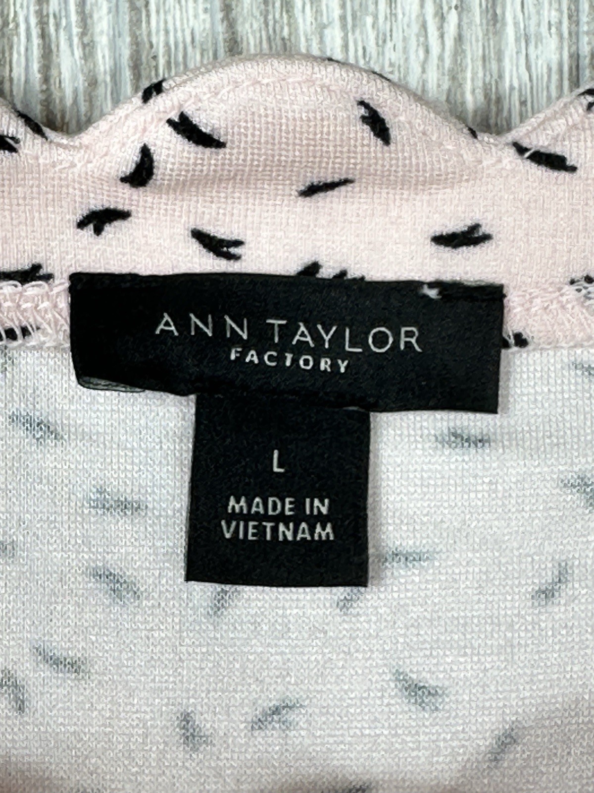 Ann Taylor Pale Pink Women’s Knit Top Size Large Scalloped Collar/Sleeve Stretch