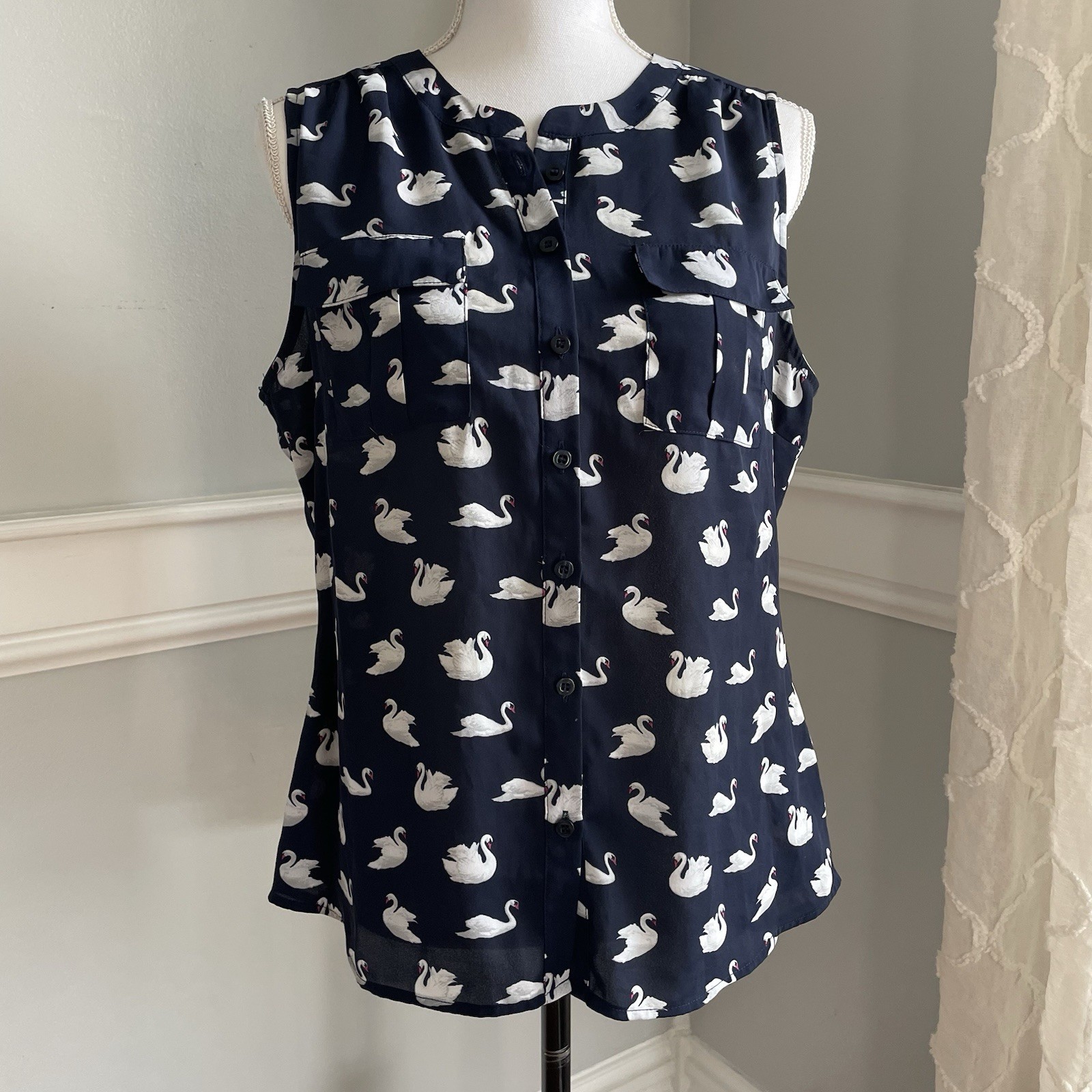 Soho Jeans Women’s Medium Sleeveless Swan Print Blouse Navy Medium Button Up