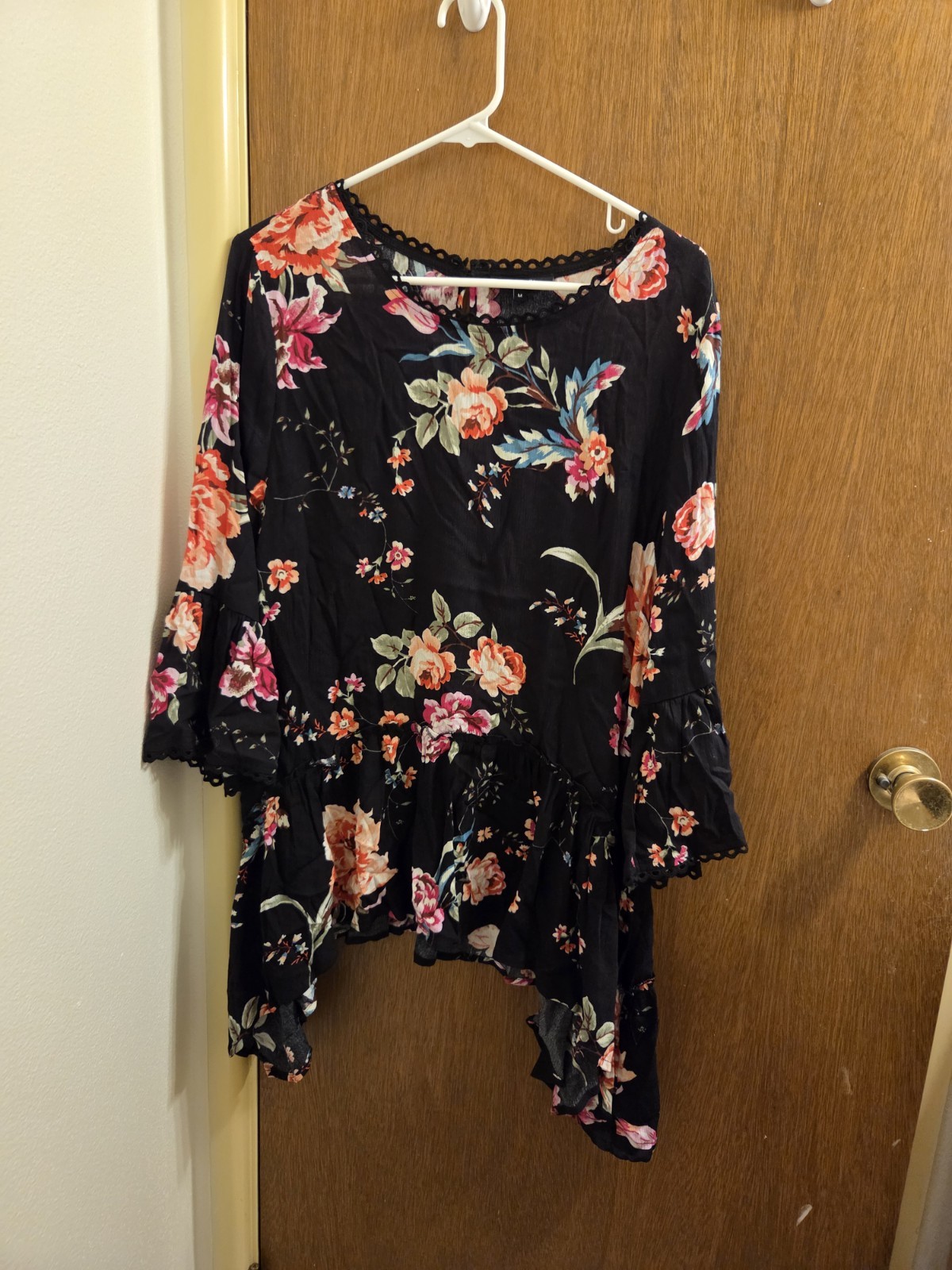 Annabelle Womens Medium M Floral Shirt Top Blouse Uneven Hemline New Cute Boho