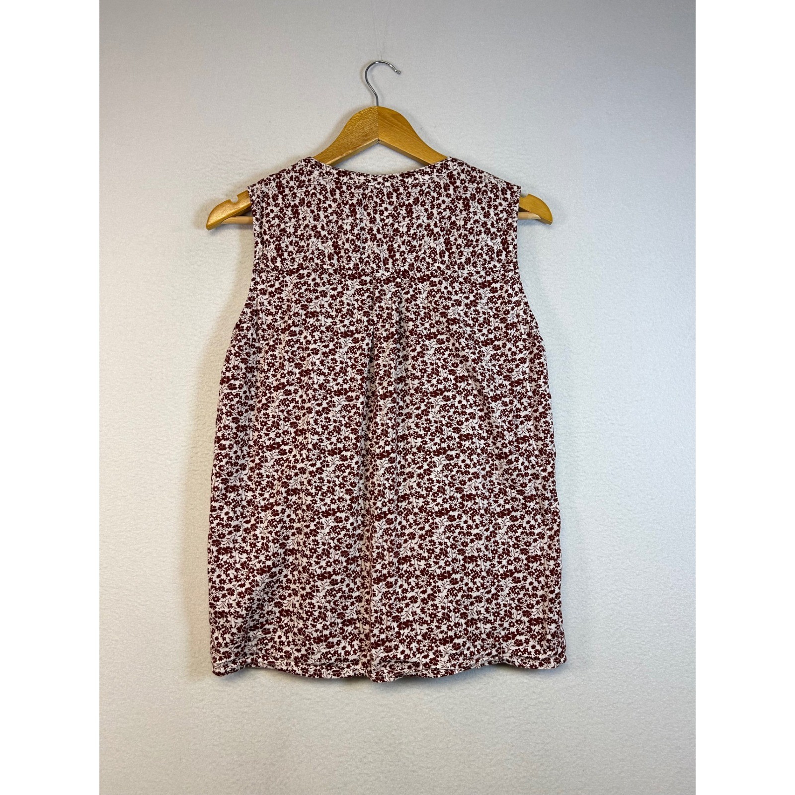 Cottagecore Gap Women S Burgundy Floral Sleeveless Button Front Pleated Top