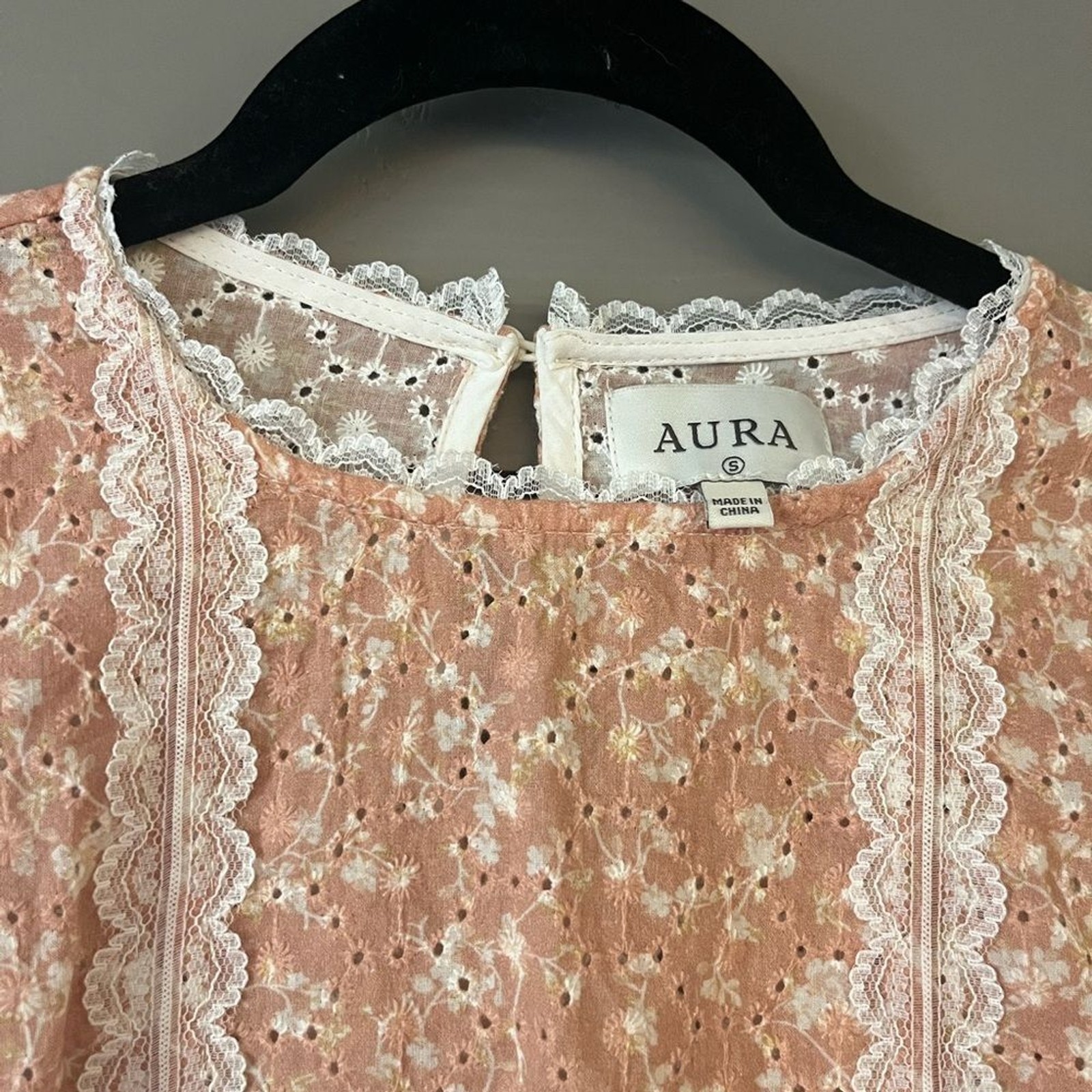 AURA size‎ small eyelet spring apricot floral and lace 3/4 puff sleeve top EUC