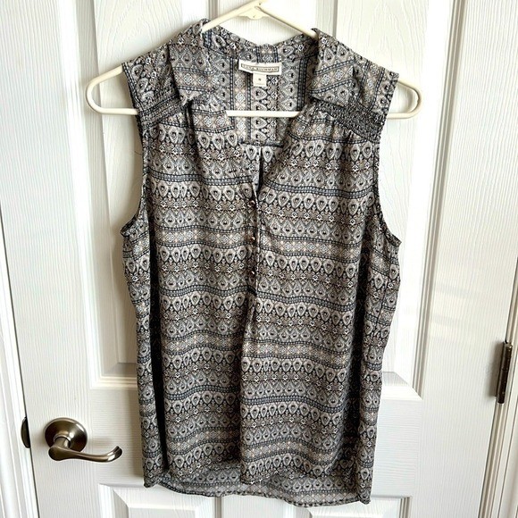 Dana Buchman Sleeveless Blouse Patterned Size Small Gold Tone Buttons Summer