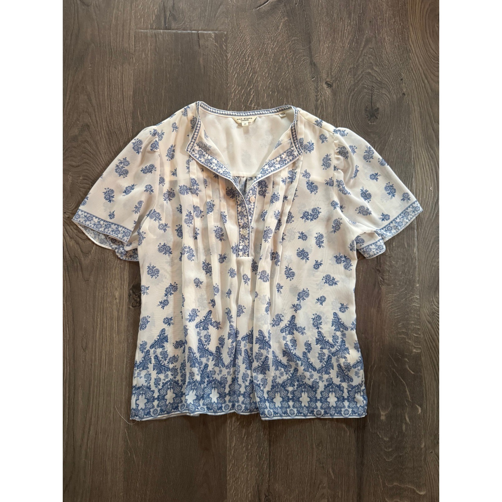 Max Studio London Butterfly Floral Blouse XS White Blue Pleated NWOT