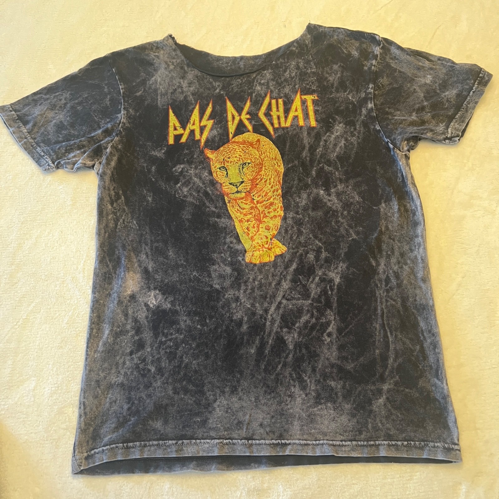 pas de chat stone wash dark grey cut out neck t-shirt with leopard
